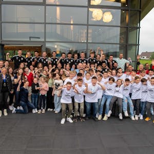 Die Sportlerinnen, Sportler und Mannschaften des Jahres 2022 im Kreis Euskirchen feierten ihre Erfolge mit den Vertretern der Redaktion und des Gastgebers, der Firma F&amp;S concept, in Euskirchen.