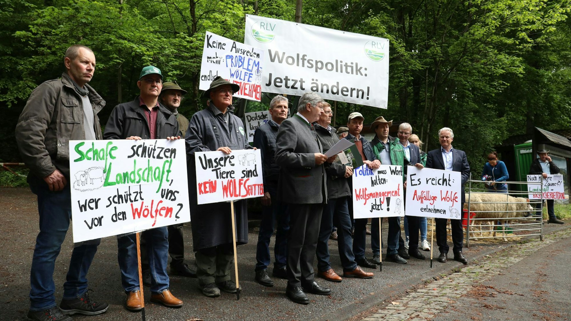 Demonstration bei Konferenz der Landesumweltminister auf dem Petersberg für Wolfsmanagement und Entnahme von Problemwölfen.