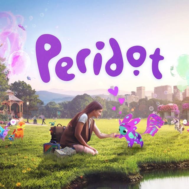 In dem App-Spiel „Peridot“ können Menschen mit virtuellen Wesen in der realen Welt interagieren. Auf dem Bild interagiert eine Frau in einem Park mit einem dieser virtuellen Wesen.