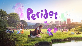 In dem App-Spiel „Peridot“ können Menschen mit virtuellen Wesen in der realen Welt interagieren. Auf dem Bild interagiert eine Frau in einem Park mit einem dieser virtuellen Wesen.