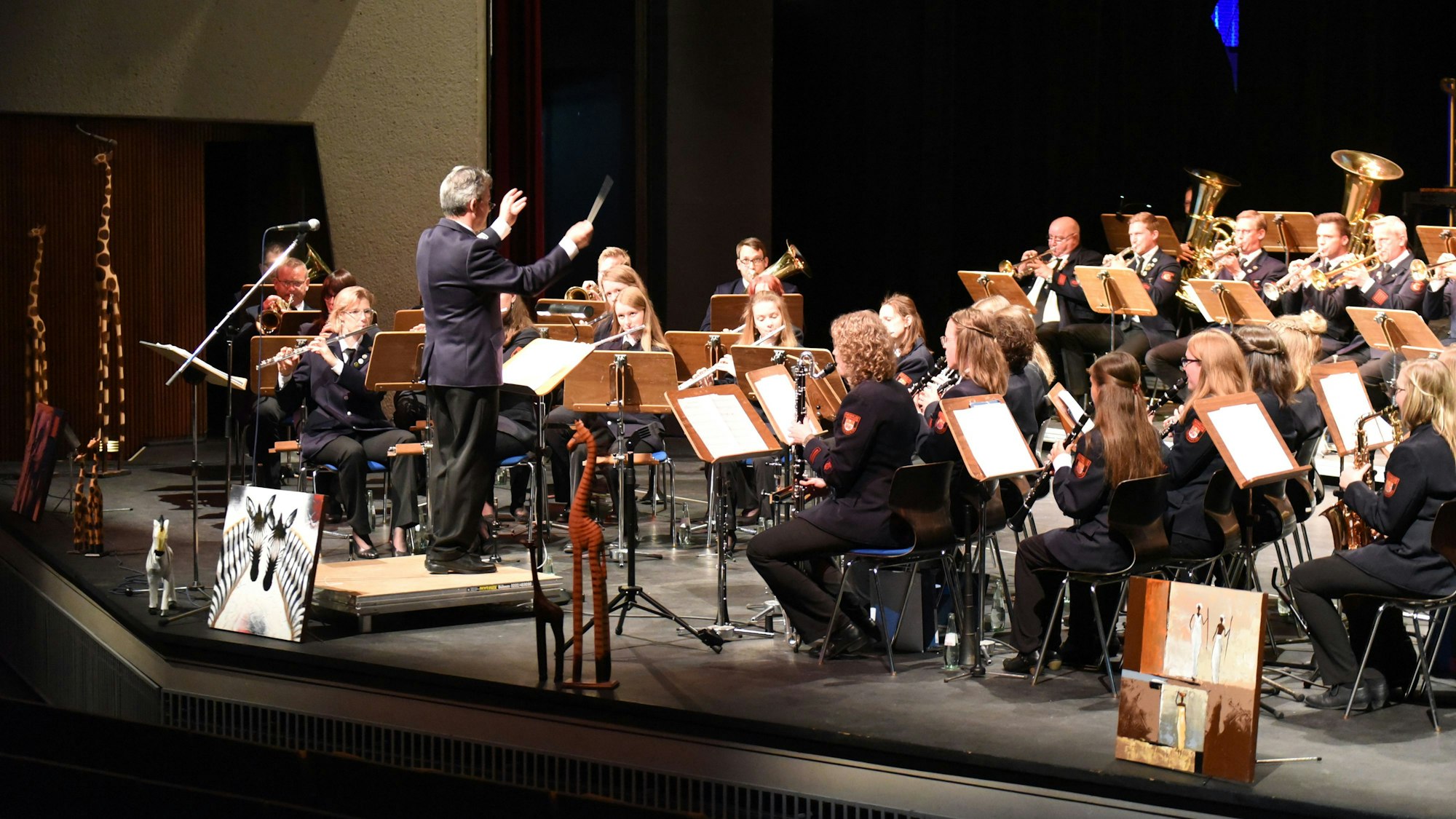 Holger Maurer dirigiert den Musikzug bei einem Konzert in Gummersbach.