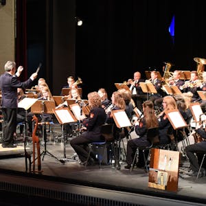 Holger Maurer dirigiert den Musikzug bei einem Konzert in Gummersbach.&nbsp;