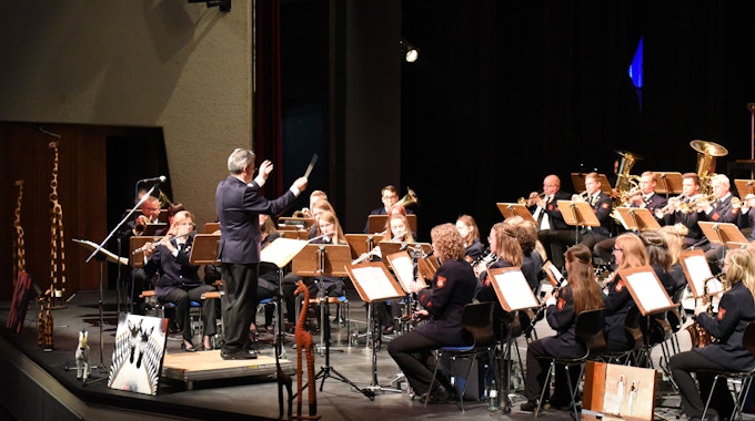 Holger Maurer dirigiert den Musikzug bei einem Konzert in Gummersbach.&nbsp;