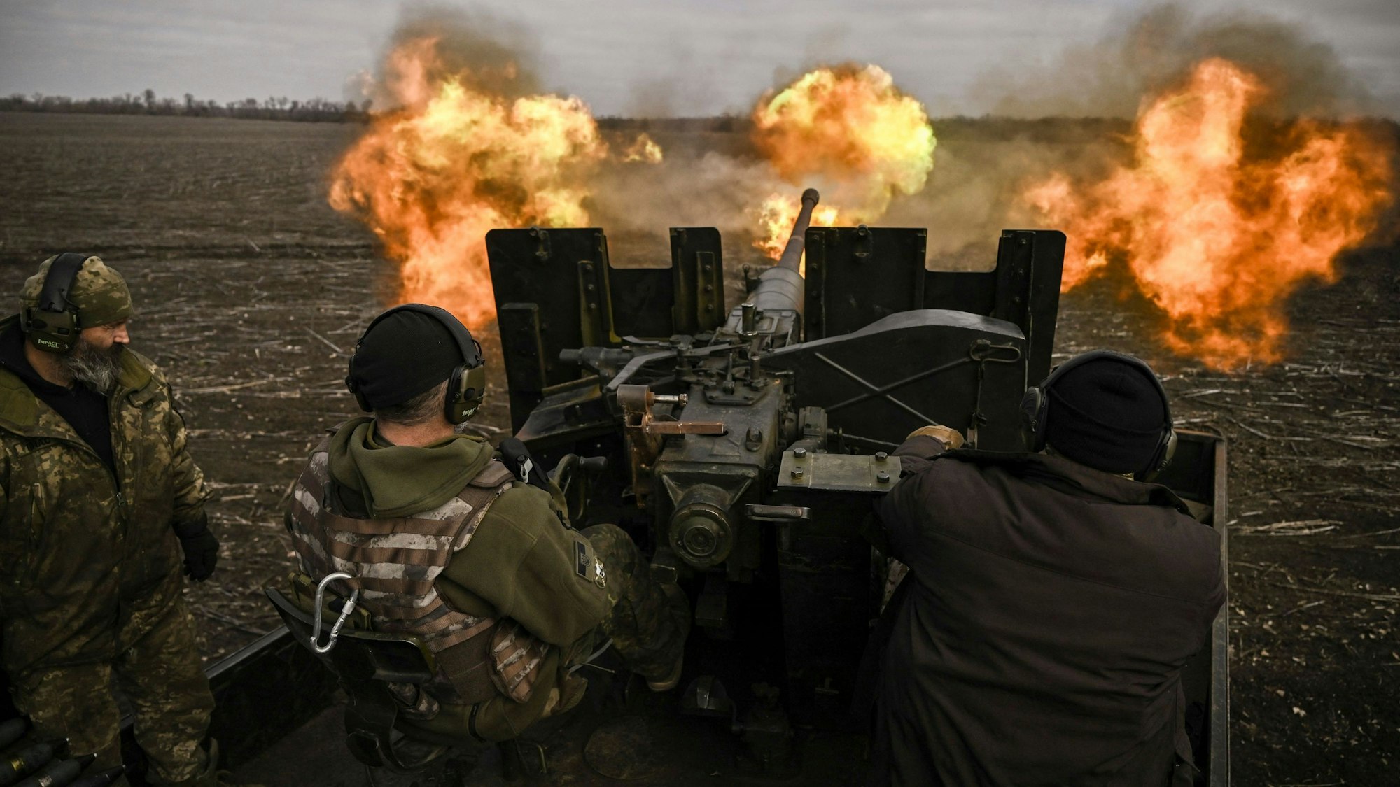 Ukrainische Soldaten feuern eine S60-Flugabwehrkanone in der Nähe von Bachmut ab. Offenbar gelingen den Ukrainern Geländegewinne rund um die umkämpfte Stadt. (Archivbild)