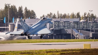 Das Foto zeigt einen startenden Eurofighter auf dem Stützpunkt in Finnland.