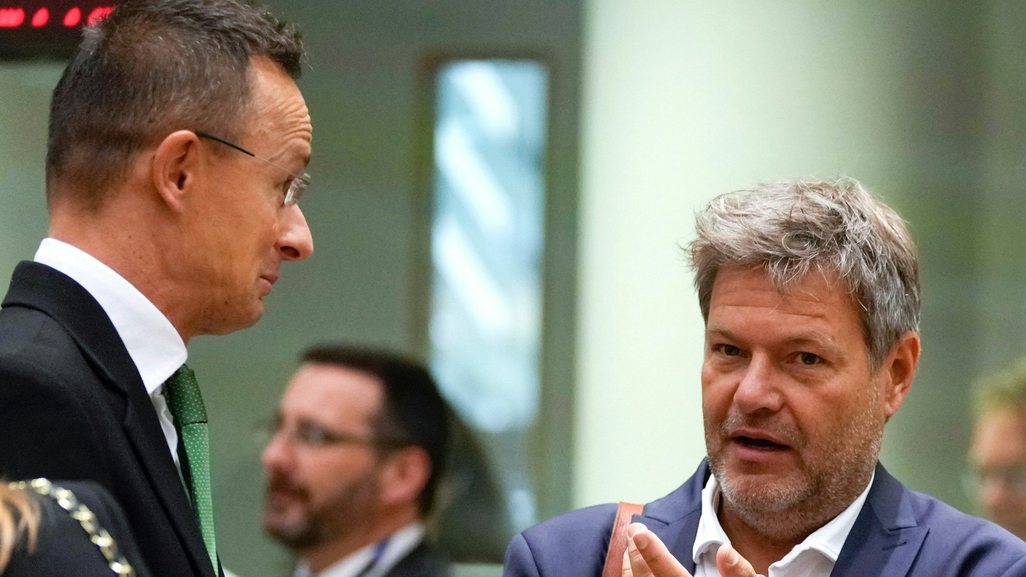 Robert Habeck (r, Bündnis 90/Die Grünen), Bundesminister für Wirtschaft und Klimaschutz, spricht mit dem ungarischen Außenminister Peter Szijjarto (l) während eines Treffens der EU-Energieminister in Brüssel am Freitag. (Archivbild)