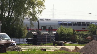 Hürth: Ein Zug steht auf der Bahnstrecke nahe des Unfallortes.