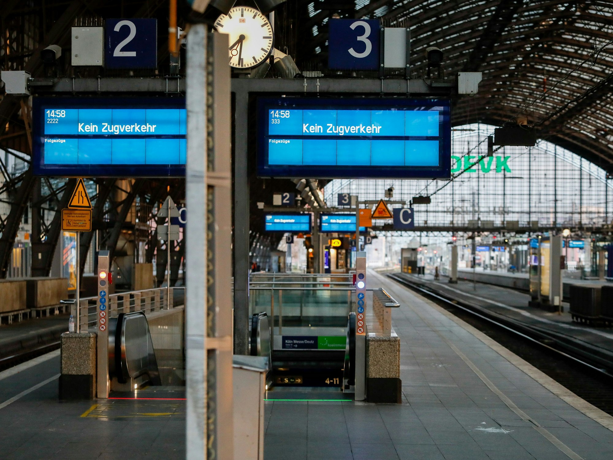 Blick auf ein menschenleeres Gleis im Kölner Hauptbahnhof.