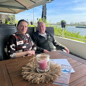Gabriele Klein und Ben Sanders auf der Terrasse des Hafencafés
