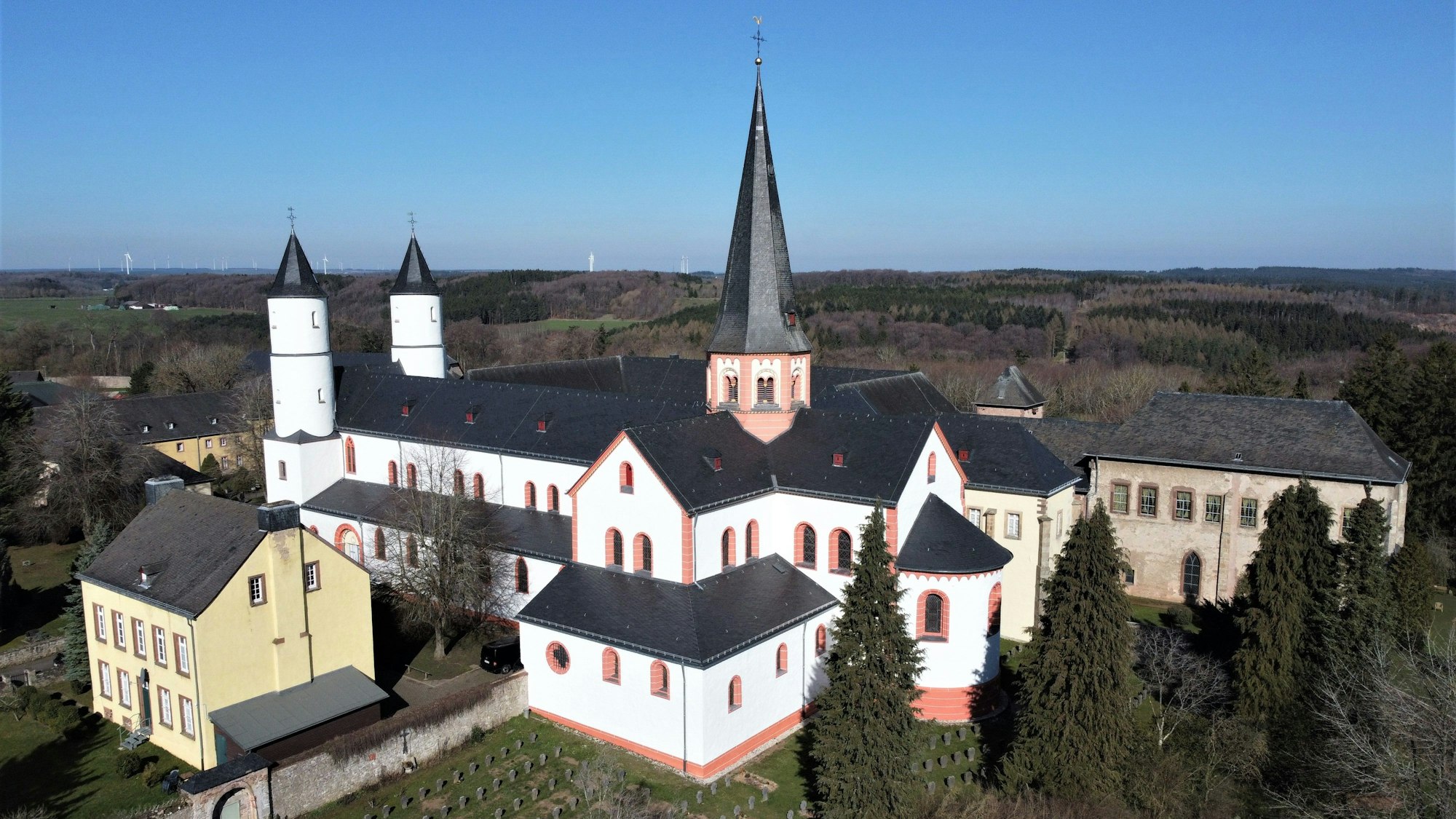 Das Bild zeigt das Kloster Steinfeld mit der Basilika, wo das Eifeler Musikfest stattfindet.