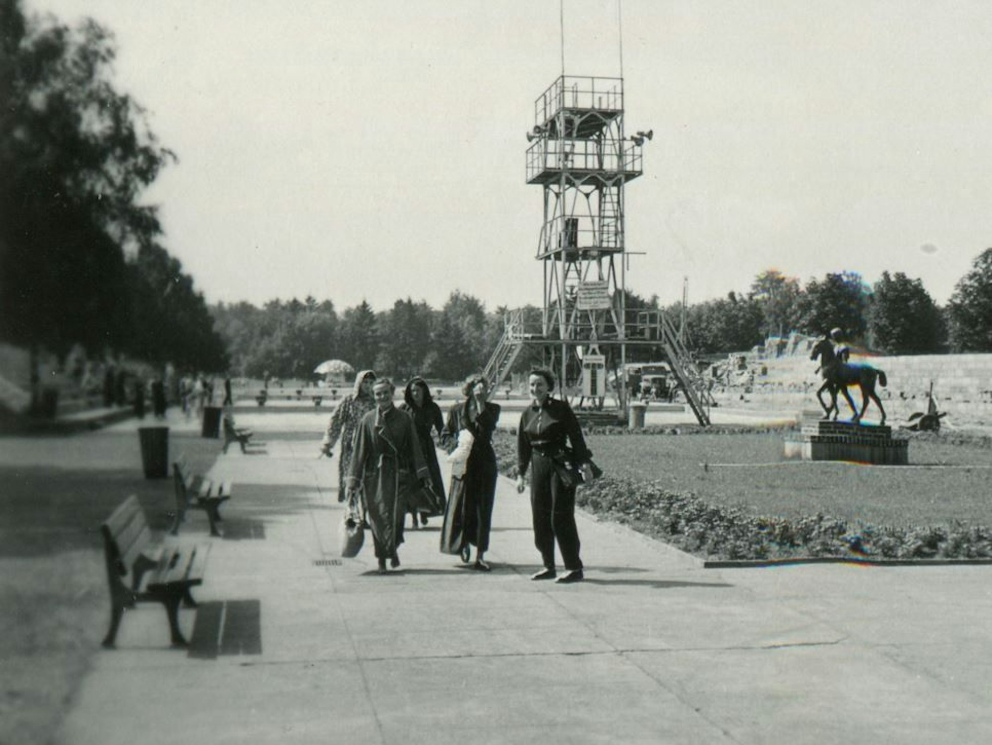 Stadionbad Köln: Das Foto wurde 1954 aufgenommen – im Hintergrund der alte Sprungturm. Rechts die bekannte Statue von 1912 „Bursche mit Pferd“.