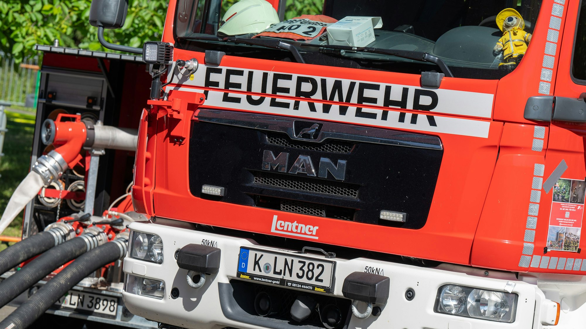 Ein Löschfahrzeug der Kölner Feuerwehr (Symbolbild)