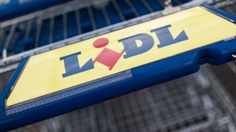 Mehrere Einkaufswagen mit dem „Lidl“-Logo stehen vor einer Filiale des Discounters.