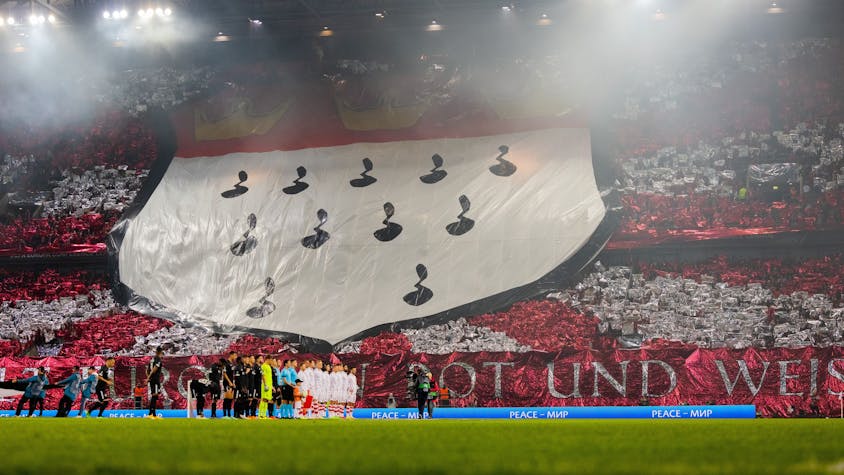Kölner Fans machen vor dem Spiel gegen Belgrad 2022 eine Choreografie.