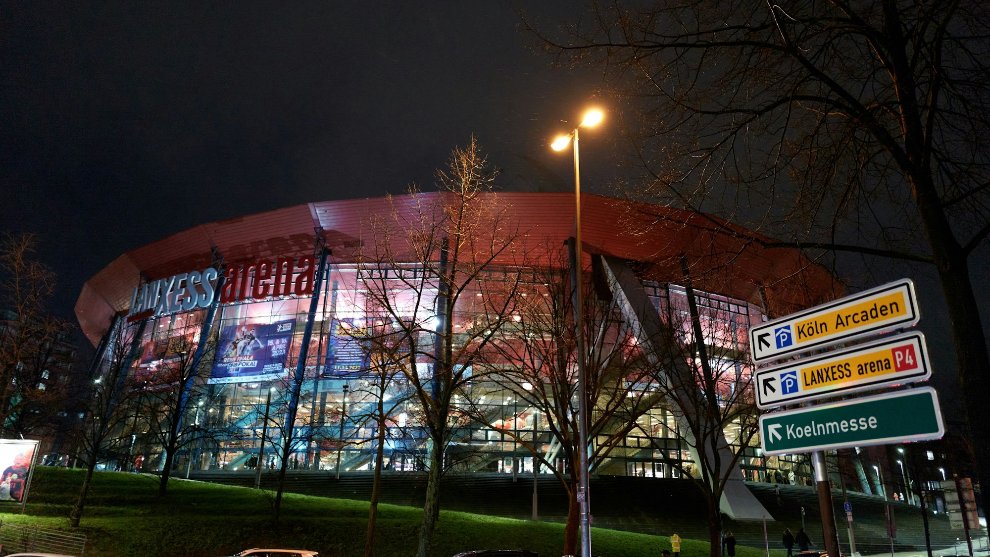 Die Lanxess-Arena bei Nacht von außen