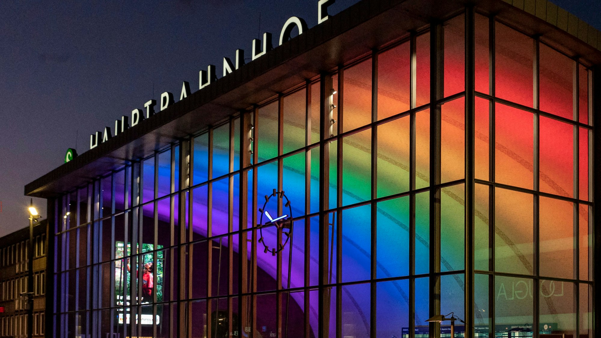 Zum Pride Month Juni war der Hauptbahnhof in der Kölner Innenstadt im vergangenen Jahr erneut in Regenbogenfarben von innen beleuchtet.