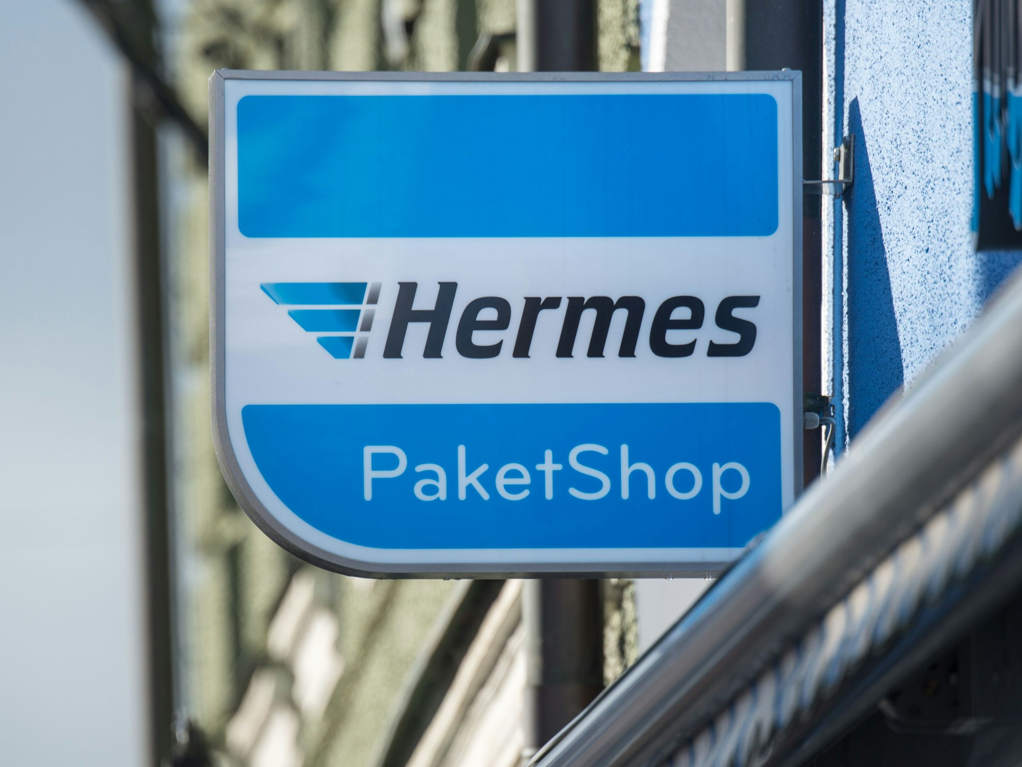 Das Schild eines Hermes-Paketshops
