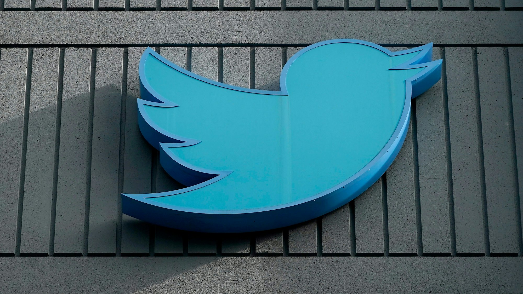 Das Logo des sozialen Netzwerks Twitter ist an einem Gebäude der Firmenzentrale zu sehen. (Symbolbild)