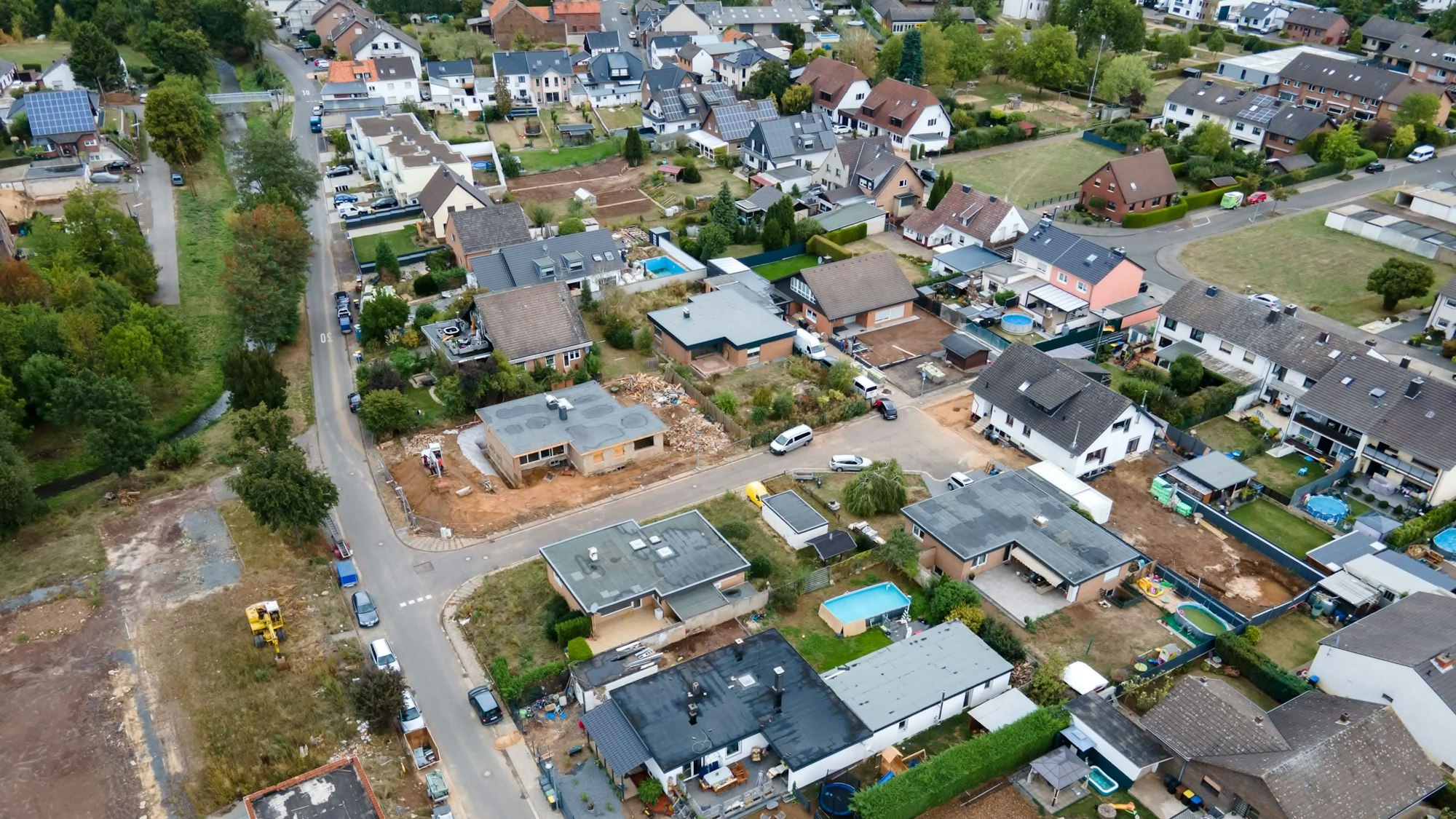 Die Stadt Euskirchen will mit der Feuerwehr in Roitzheim wieder eine Löschgruppe aufbauen. Das Luftbild zeigt Roitzheim aus der Luft.