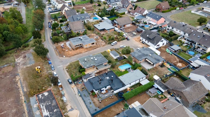 Die Stadt Euskirchen will mit der Feuerwehr in Roitzheim wieder eine Löschgruppe aufbauen. Das Luftbild zeigt Roitzheim aus der Luft.