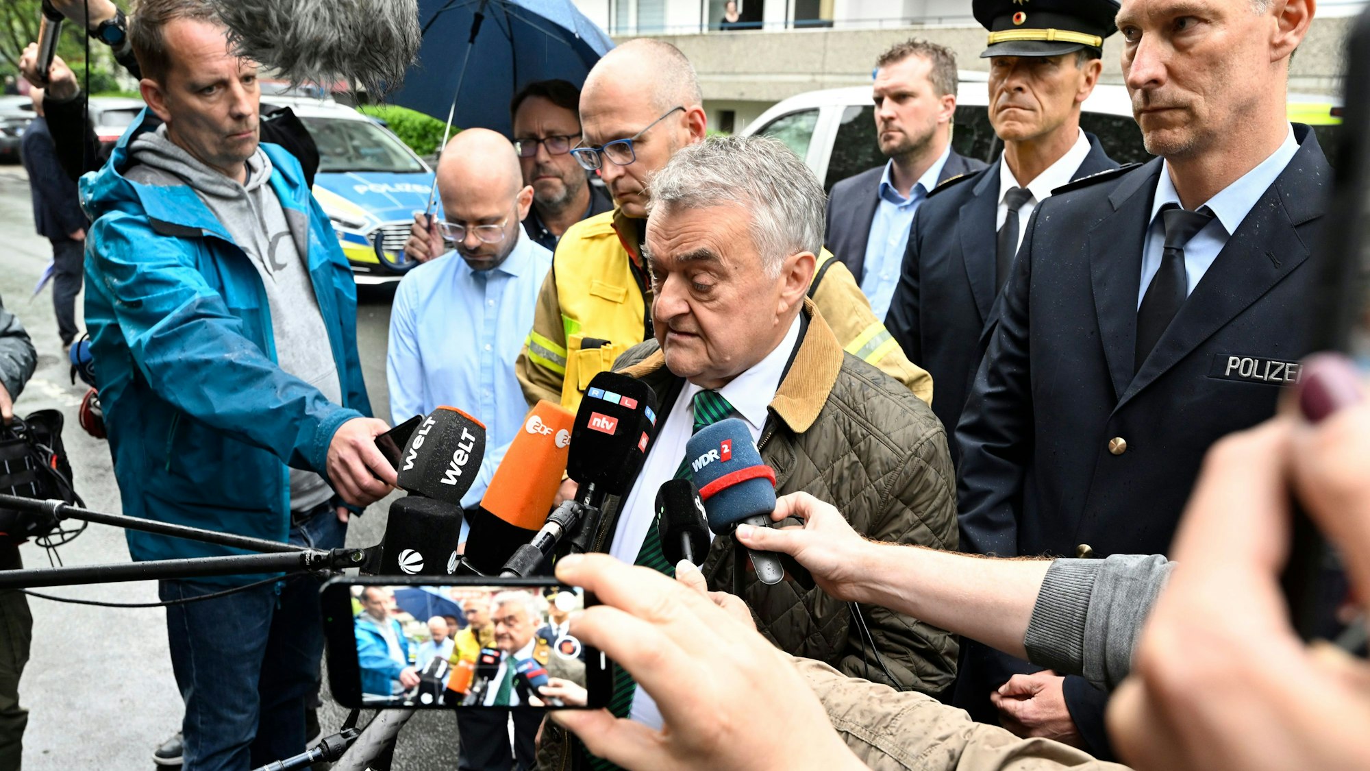 Herbert Reul (CDU), Innenminister von Nordrhein-Westfalen, spricht am Tatort zu den Journalisten.