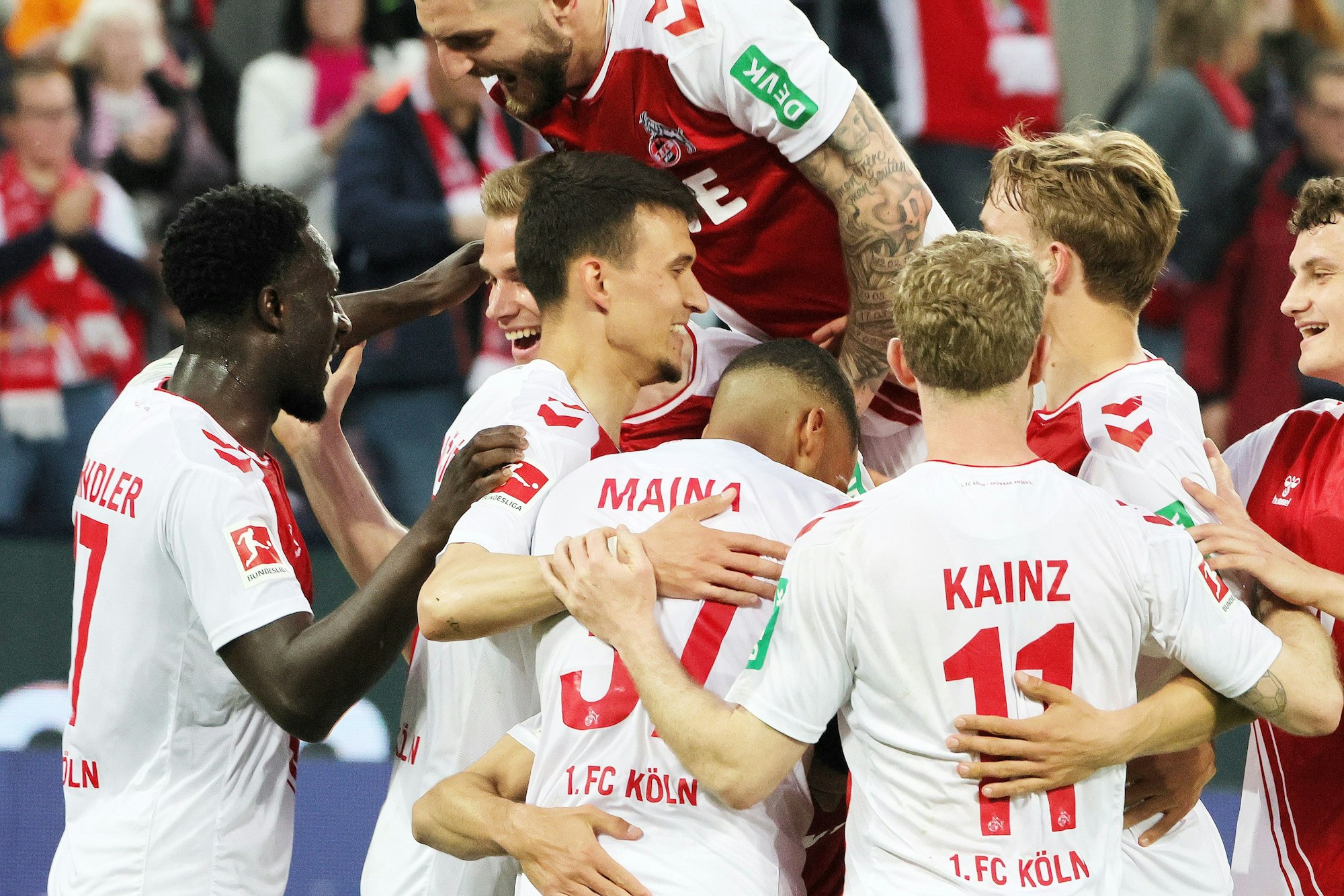 Die Spieler des 1. FC Köln bejubeln das Tor zum zwischenzeitlichen 3:2 gegen Hertha BSC
