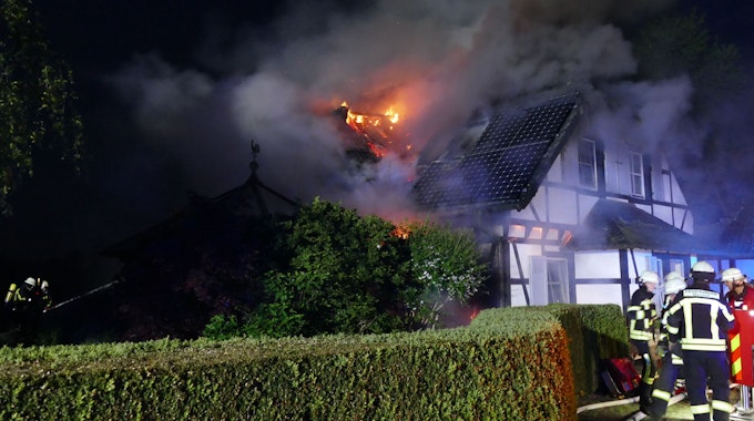 Bei Eintreffen der Feuerwehr stand der Dachstuhl des Hauses in Flammen.