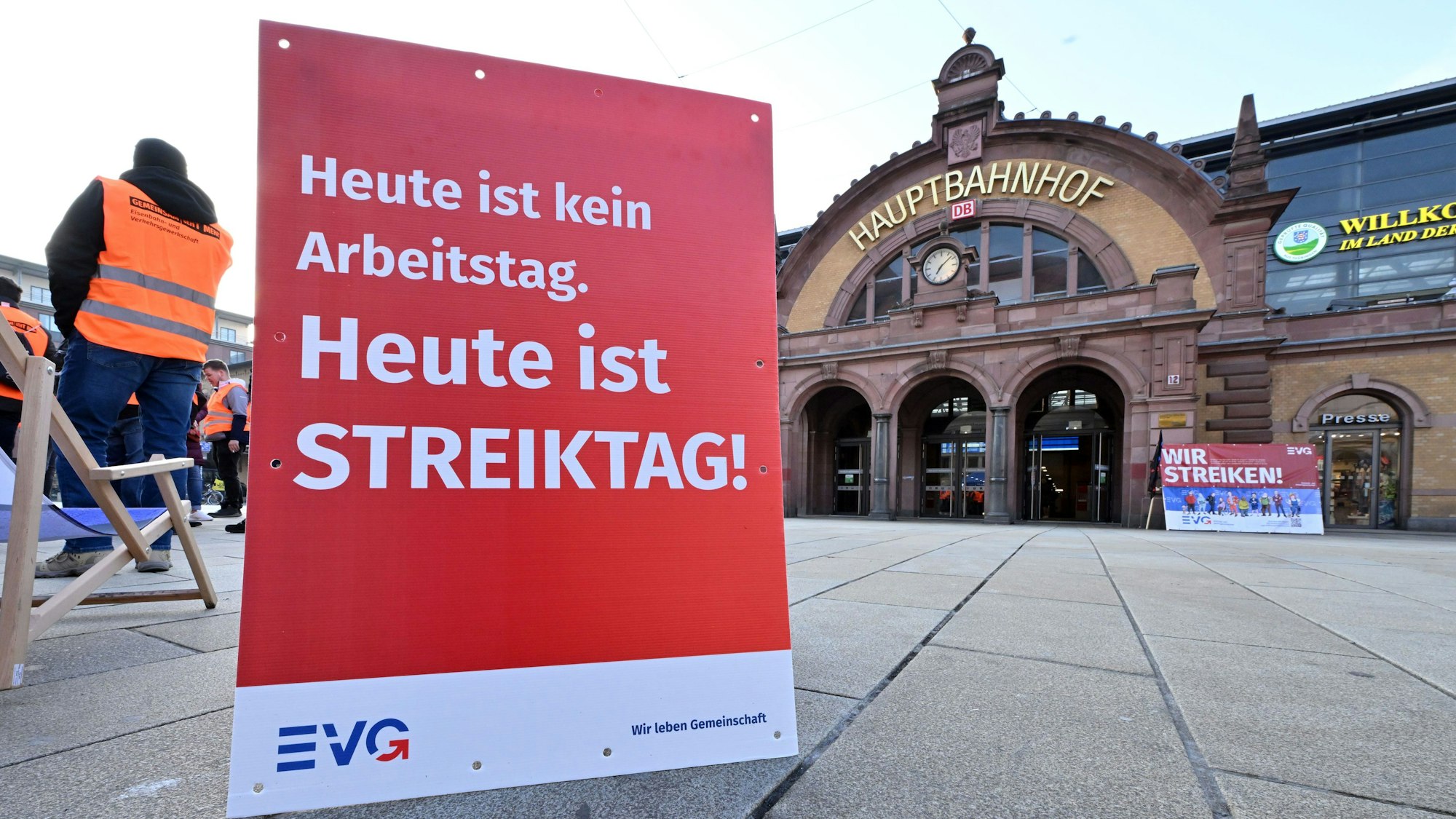 «Heute ist Streiktag» steht auf einem Plakat vor dem Erfurter Hauptbahnhof.