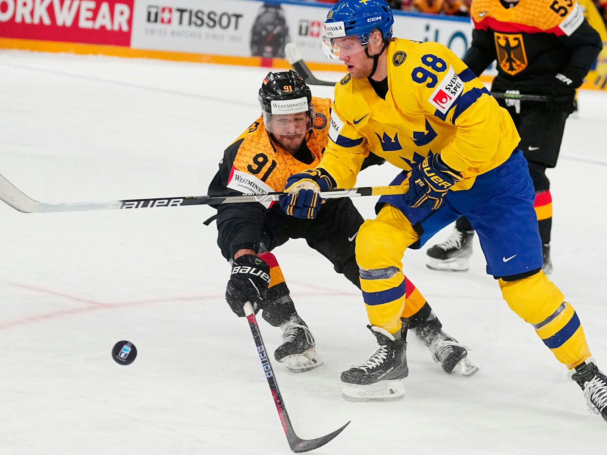 Eishockey-WM: Moritz Müller (l) aus Deutschland gegen Alexander Nylander aus Schweden.