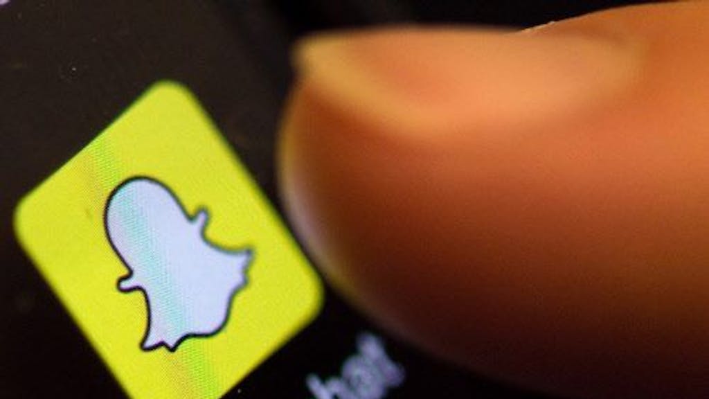 Das Symbolfoto aus dem Jahr 2016 zeigt einen Smartphone-Bildschirm mit dem gelb-weißen Snapchat-Logo.