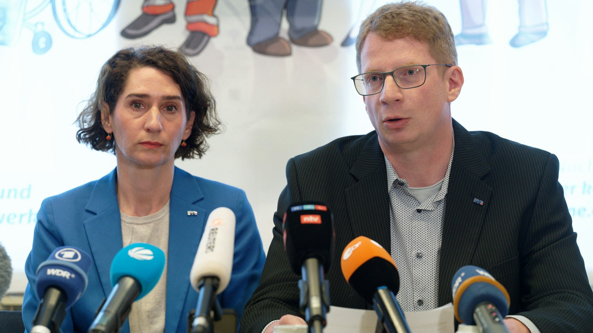Cosima Ingenschay und Kristian Loroch, beide Tarifvorstände der EVG, sitzen bei einer Pressekonferenz der Bahn-Gewerkschaft EVG. (Archivbild)