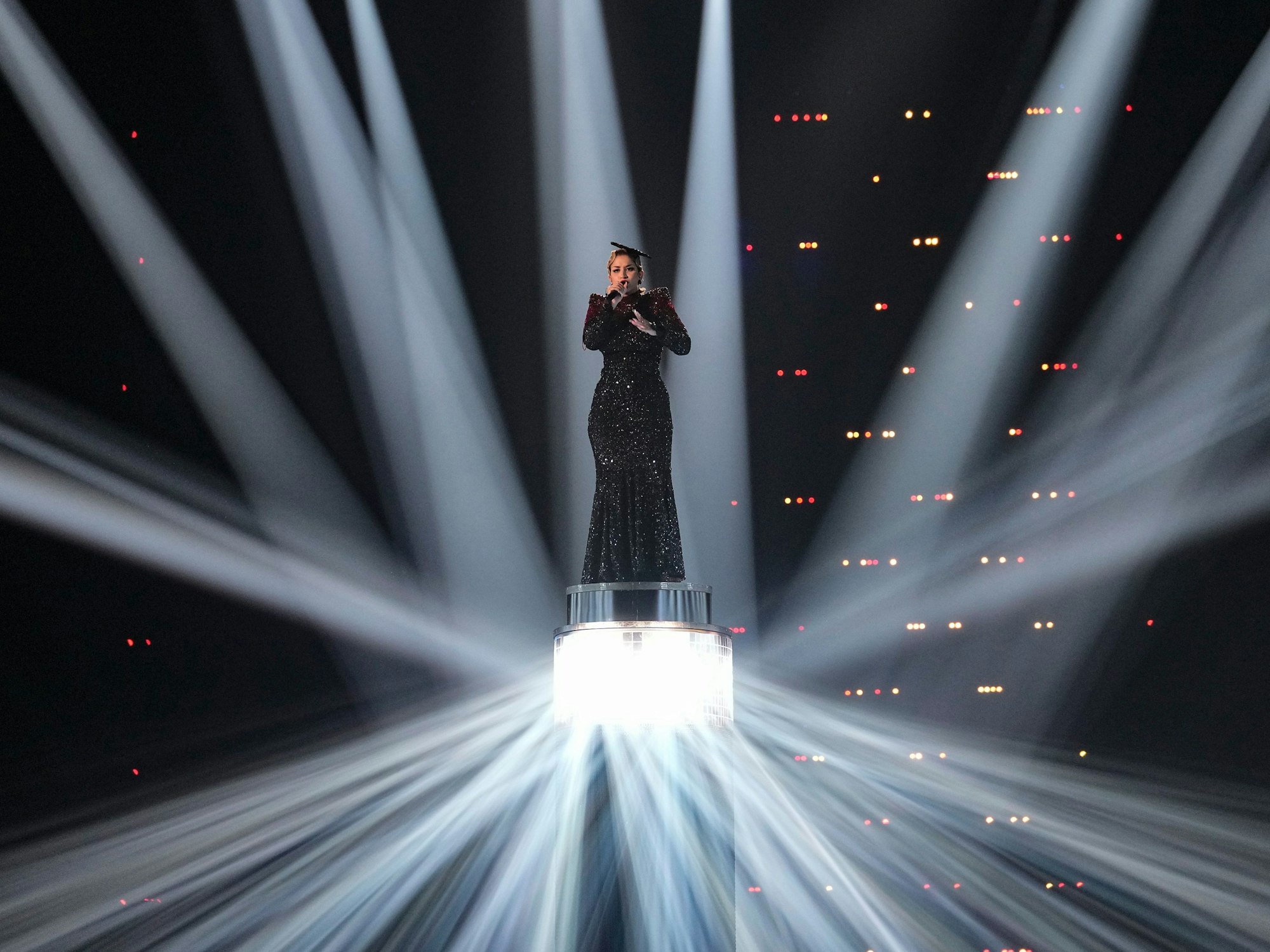 La Zarra aus Frankreich tritt während der Generalprobe für das große Finale des Eurovision Song Contest auf.