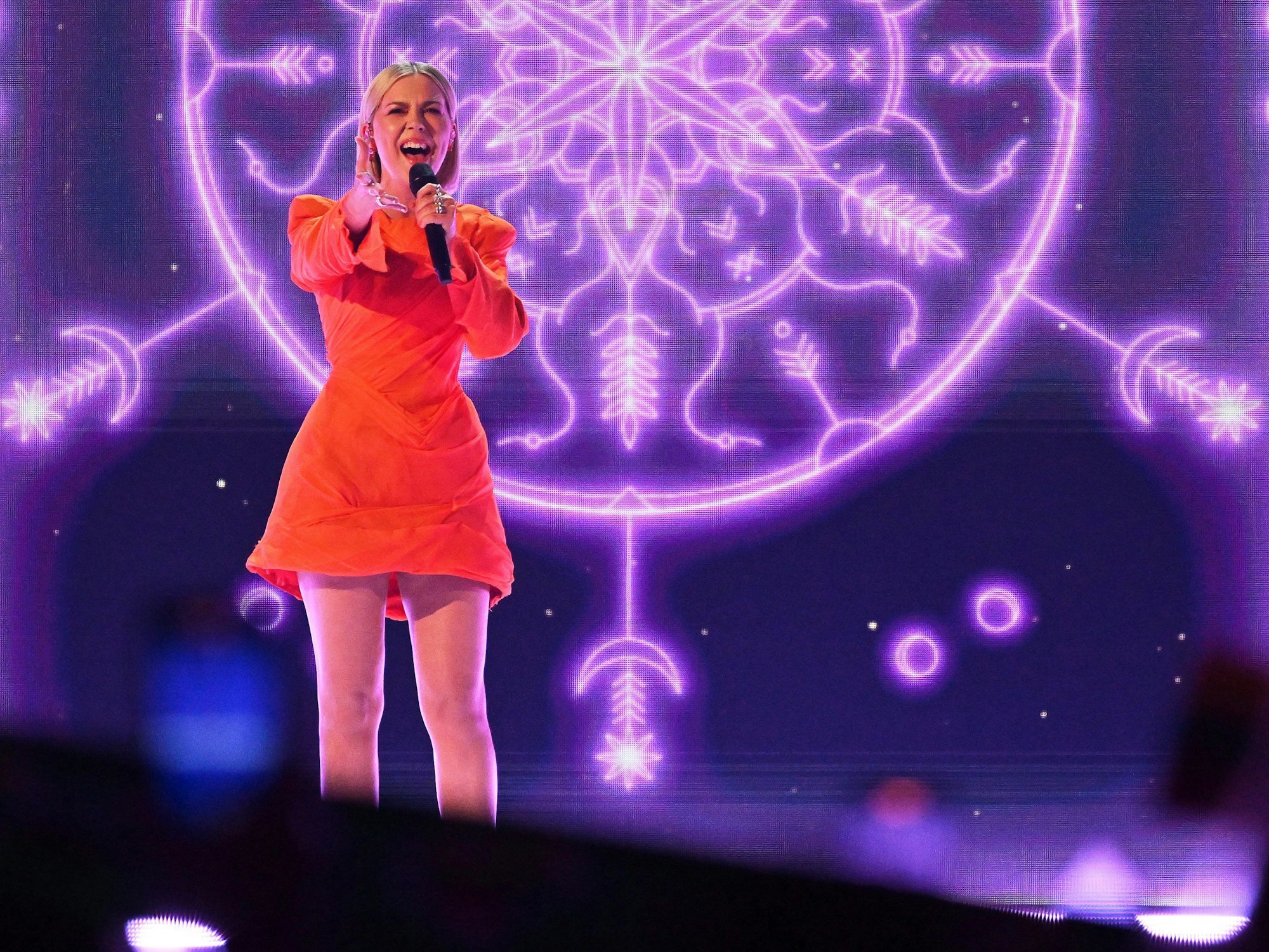 Monika Linkyt· aus Litauen singt «Stay» während des zweiten Halbfinales beim 67. Eurovision Song Contest (ESC) in der M&S Bank Arena.
