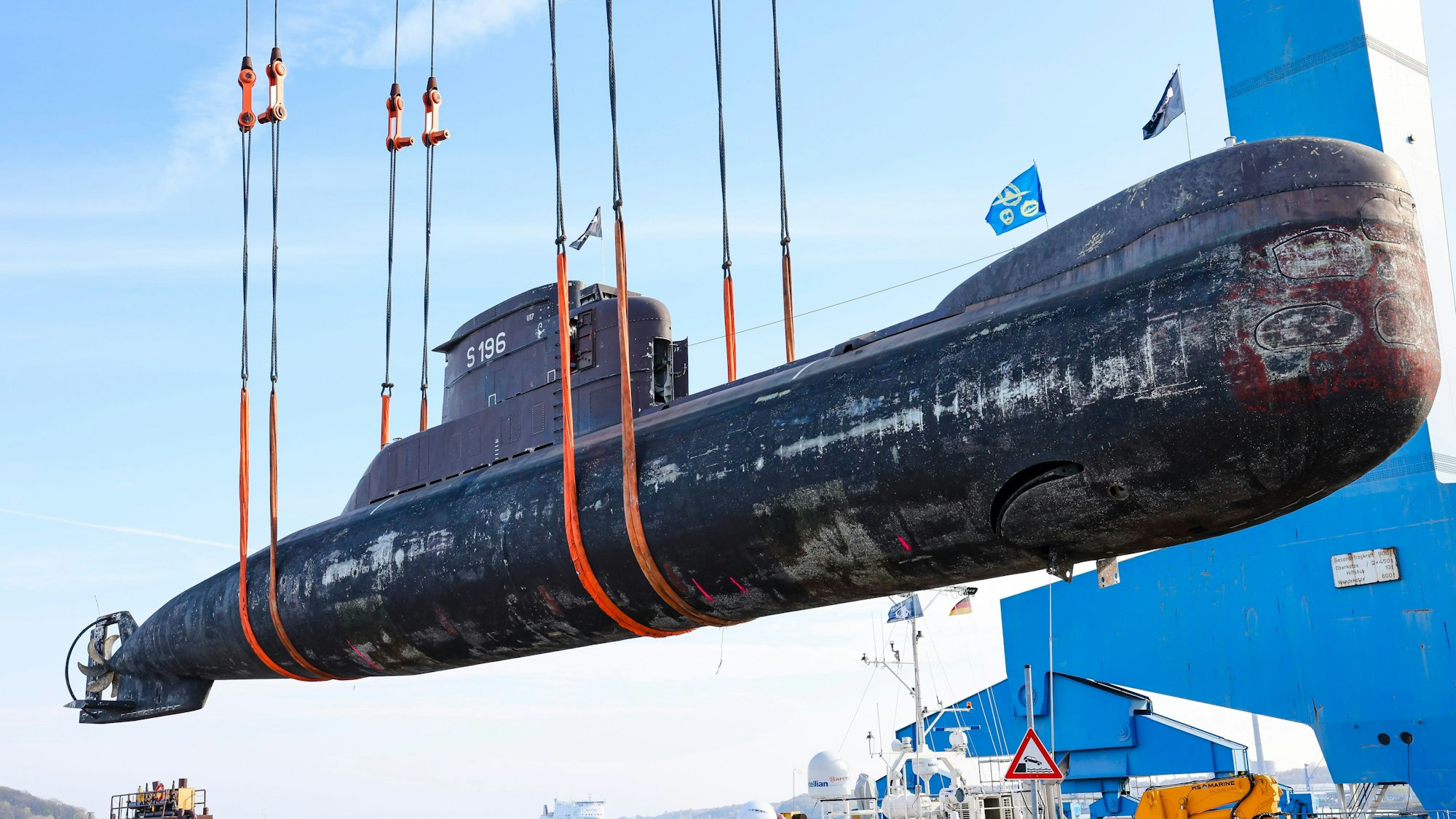 Das Unterseeboot U17 wird Ende April auf dem Kieler Werftgelände aus dem Trockendock auf ein Schwimmponton verladen. Das 2010 außer Dienst gestellte U-Boot wird derzeit ins Technik-Museum nach Speyer überführt.