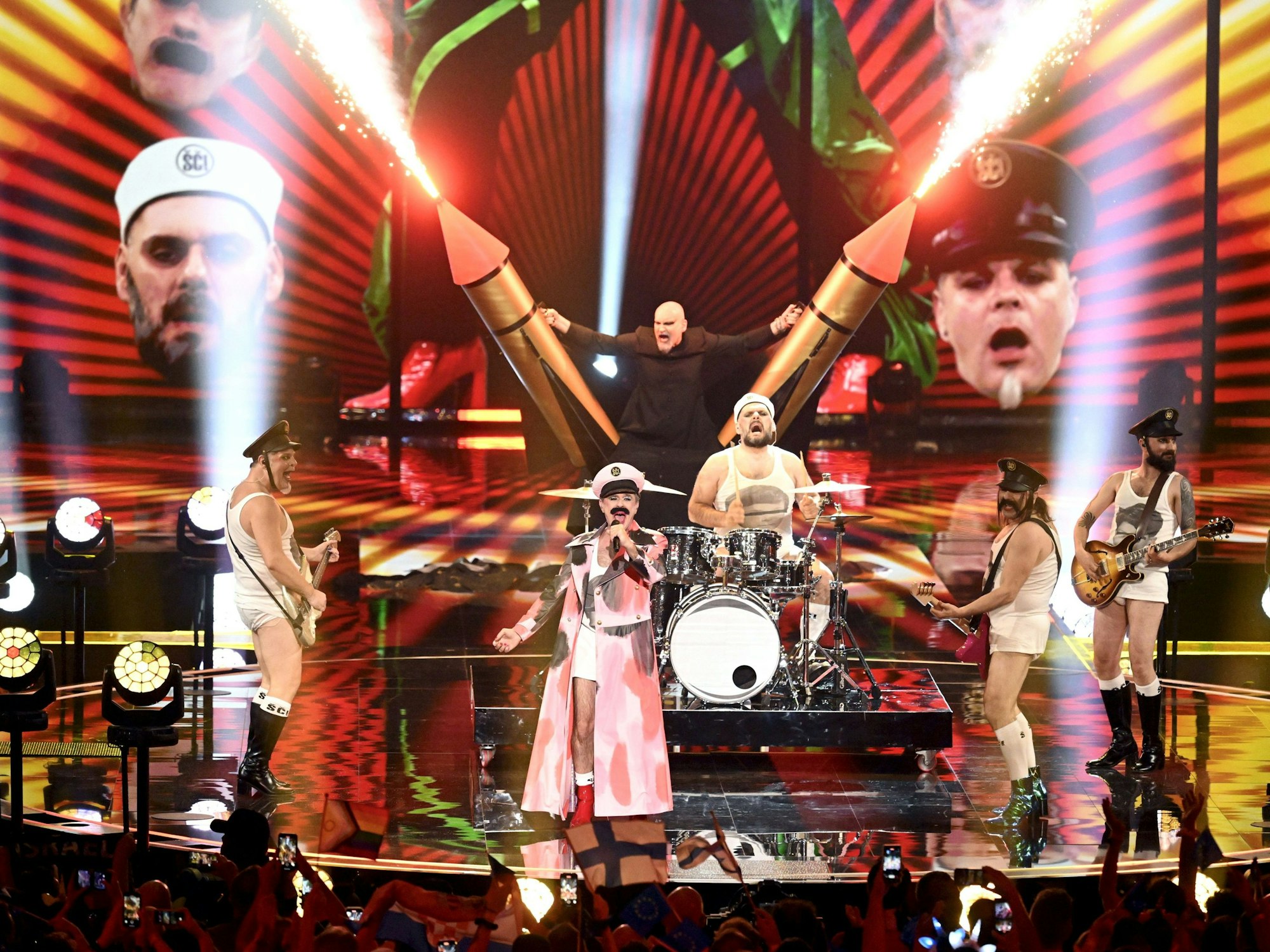Let 3 aus Kroatien treten mit ihrem Song «Mama ··» während des ersten Halbfinales beim 67. Eurovision Song Contest in der M&S Bank Arena auf.