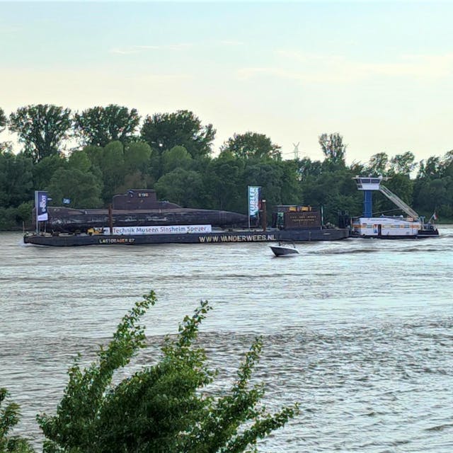 Das U-Boot U17 passierte das Leverkusener Rheinufer.