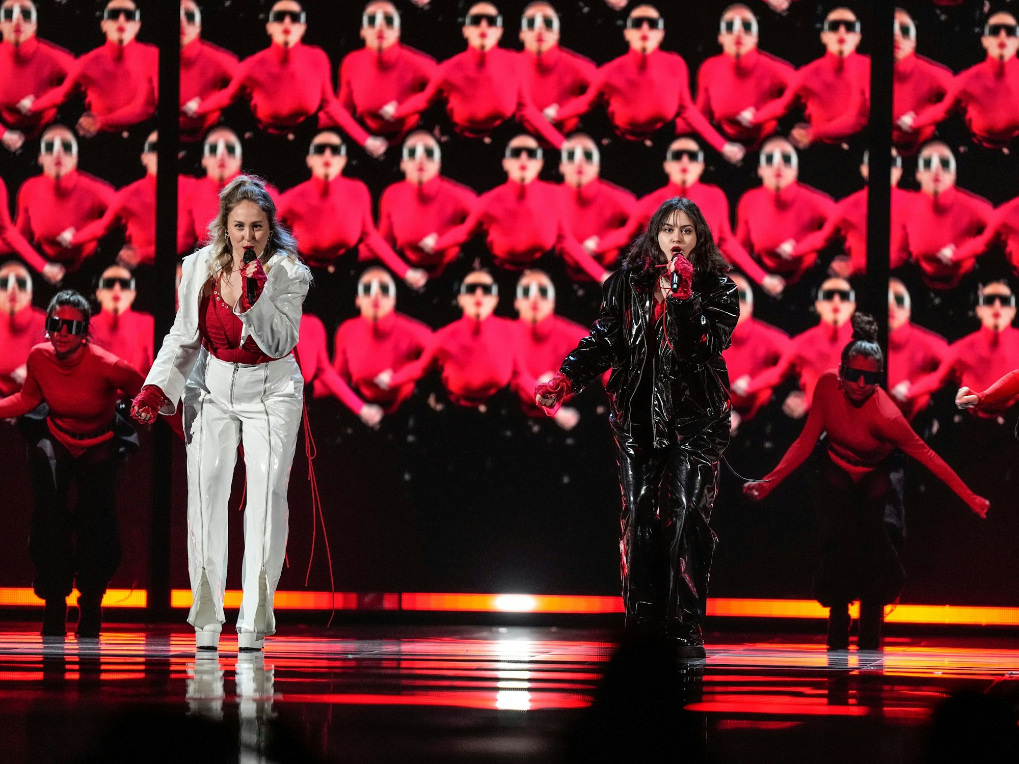 Teya und Salena aus Österreich treten während der Generalprobe für das große Finale des Eurovision Song Contest auf.