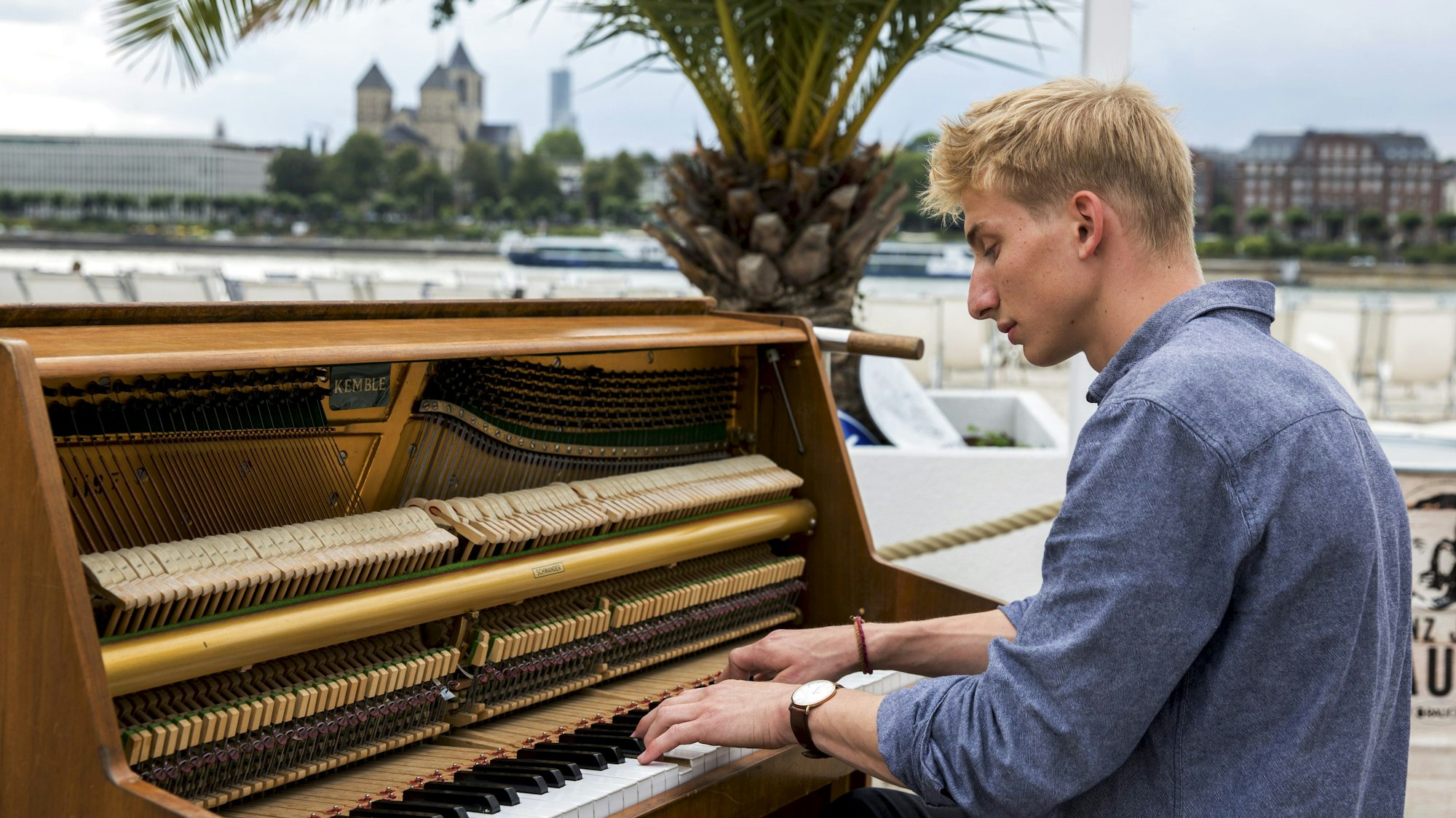 Stadtgeklimper
Thelonious Herrmann an seinem Klavier.