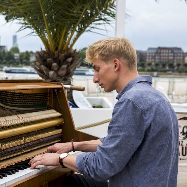 Stadtgeklimper
Thelonious Herrmann an seinem Klavier.