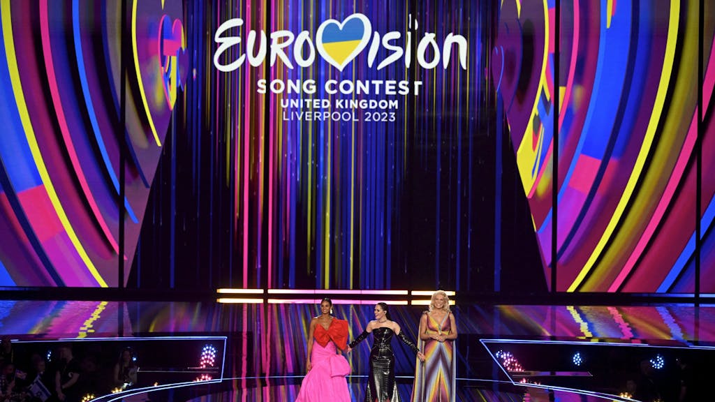 Die Moderatorinnen Alesha Dixon (l-r), Julia Sanina und Hannah Waddingham stehen während des ersten Halbfinales beim 67. Eurovision Song Contest in der M&amp;S Bank Arena auf der Bühne.