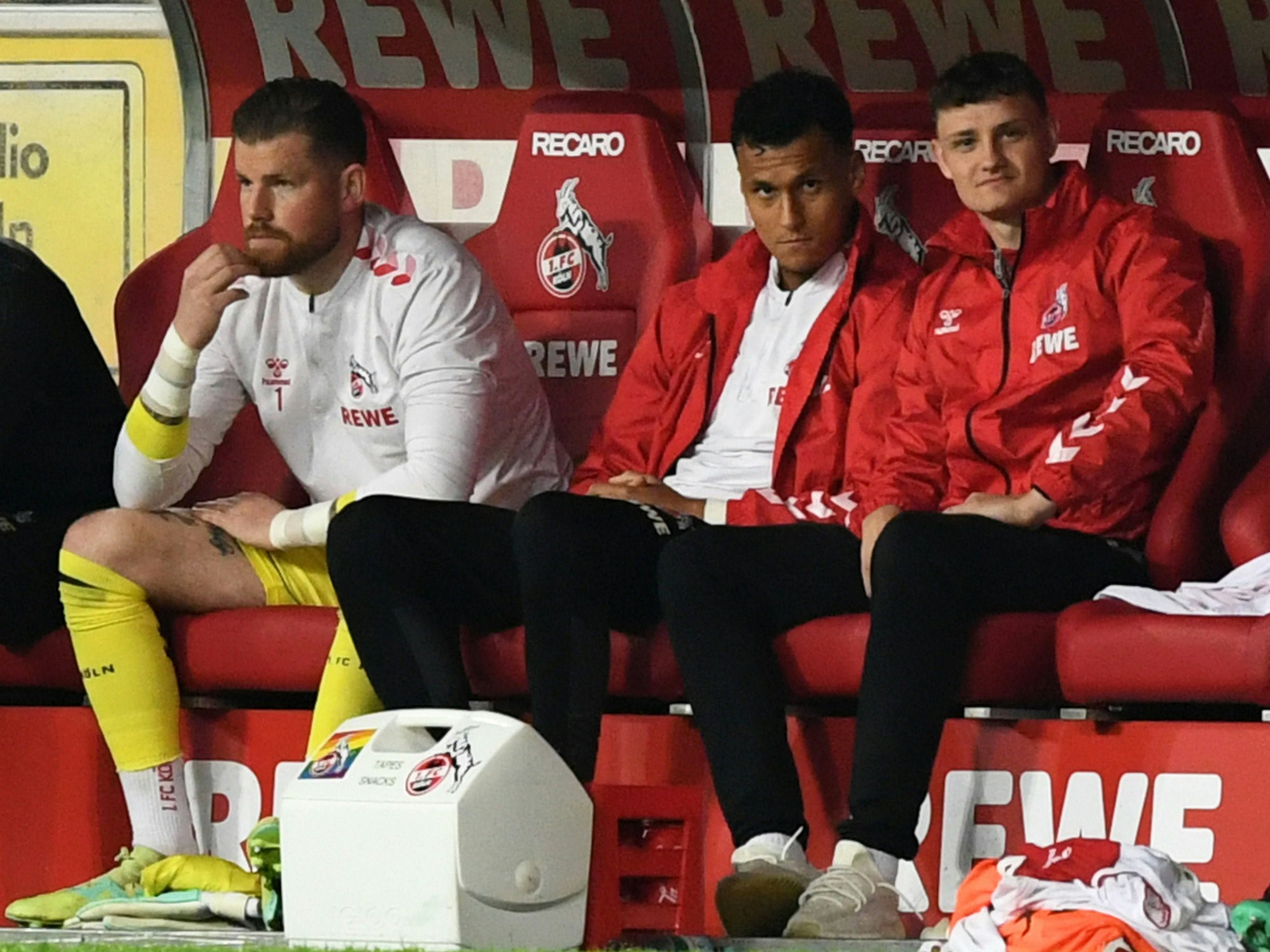 Timo Horn, Davie Selke und Eric Martel sitzen auf der Bank des 1. FC Köln.