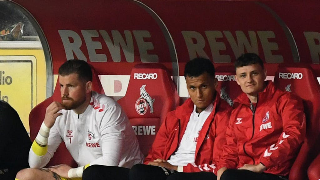 Timo Horn, Davie Selke und Eric Martel sitzen auf der Bank des 1. FC Köln.