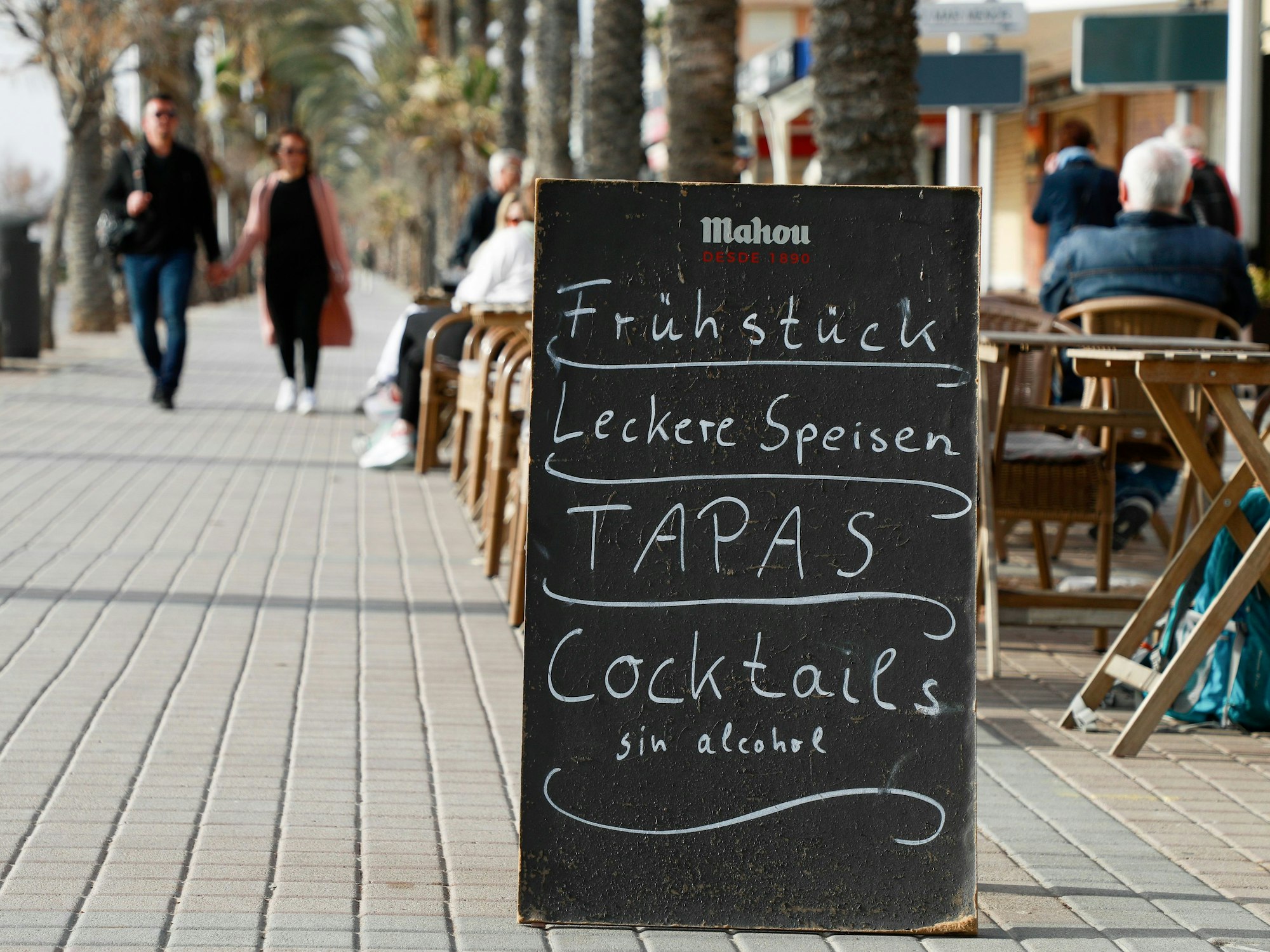 Au dem Bild ist eine Speisekarte vor einer Bar am Strand von Arenal auf Mallorca zu sehen.