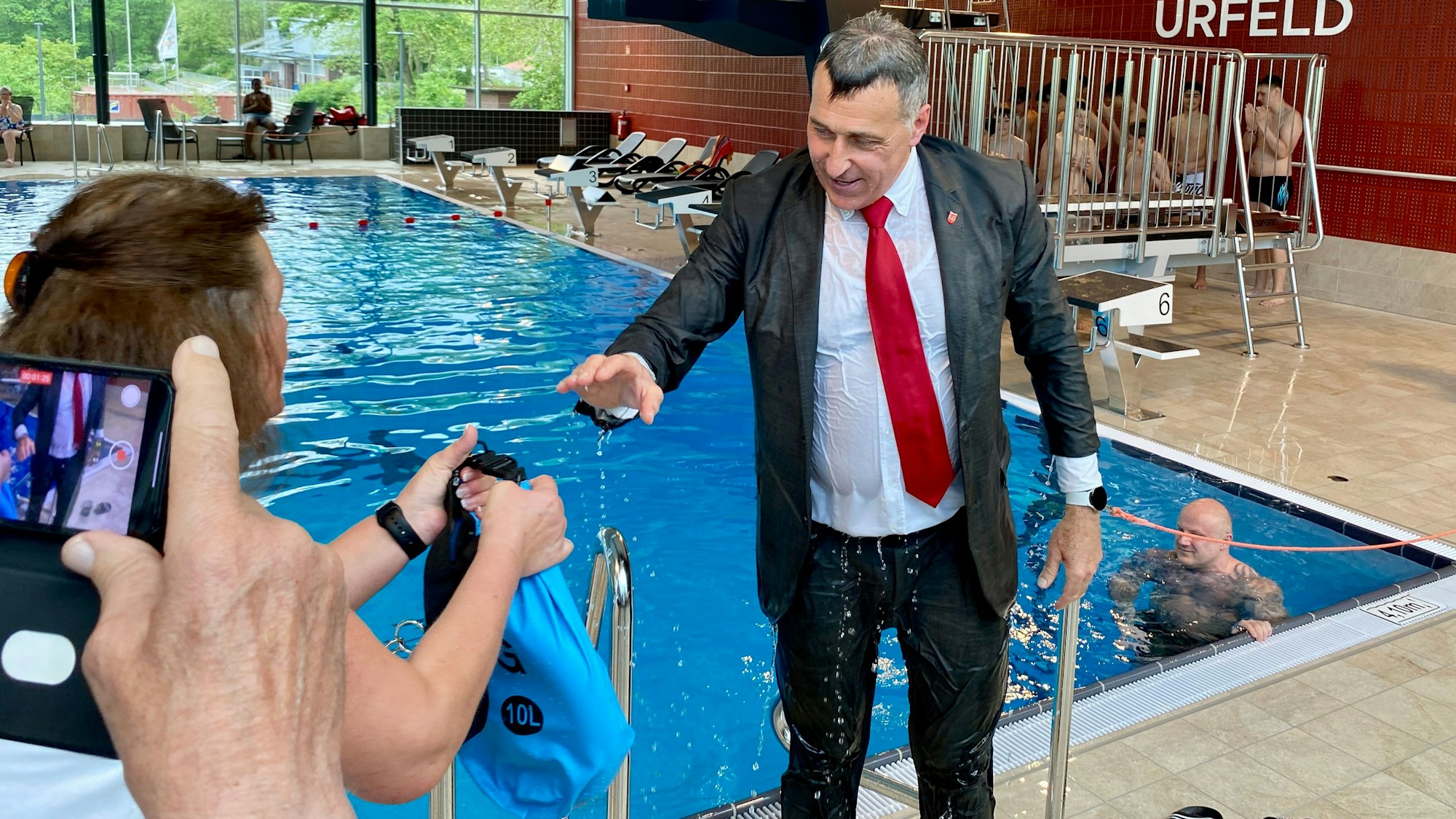 Das Foto zeigt Wesselings Bürgermeister Ralph Manzke. In nassem Anzug steigt er aus dem Wasser.
