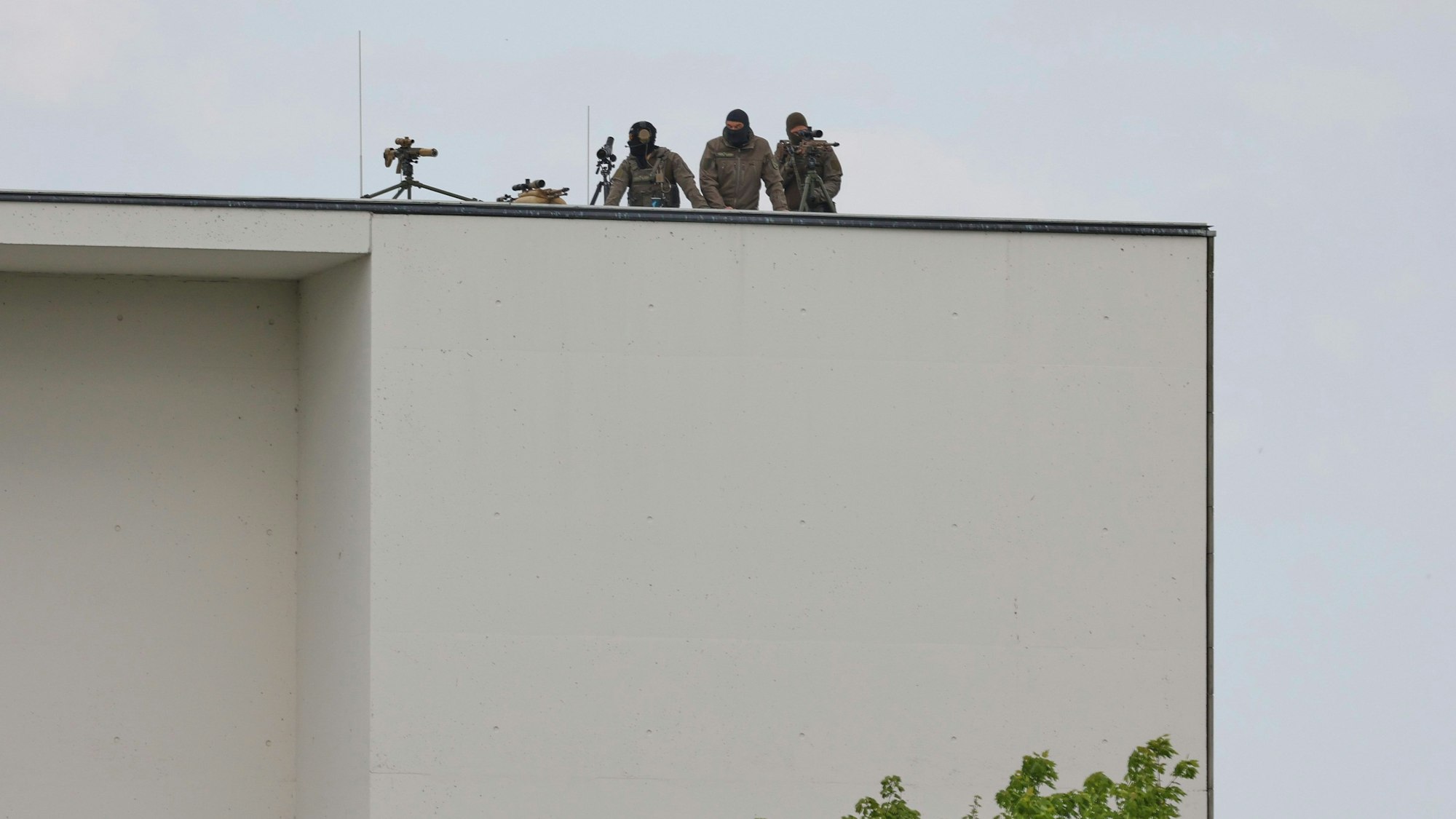 Scharfschützen stehen auf dem Dach des Bundeskanzleramtes.