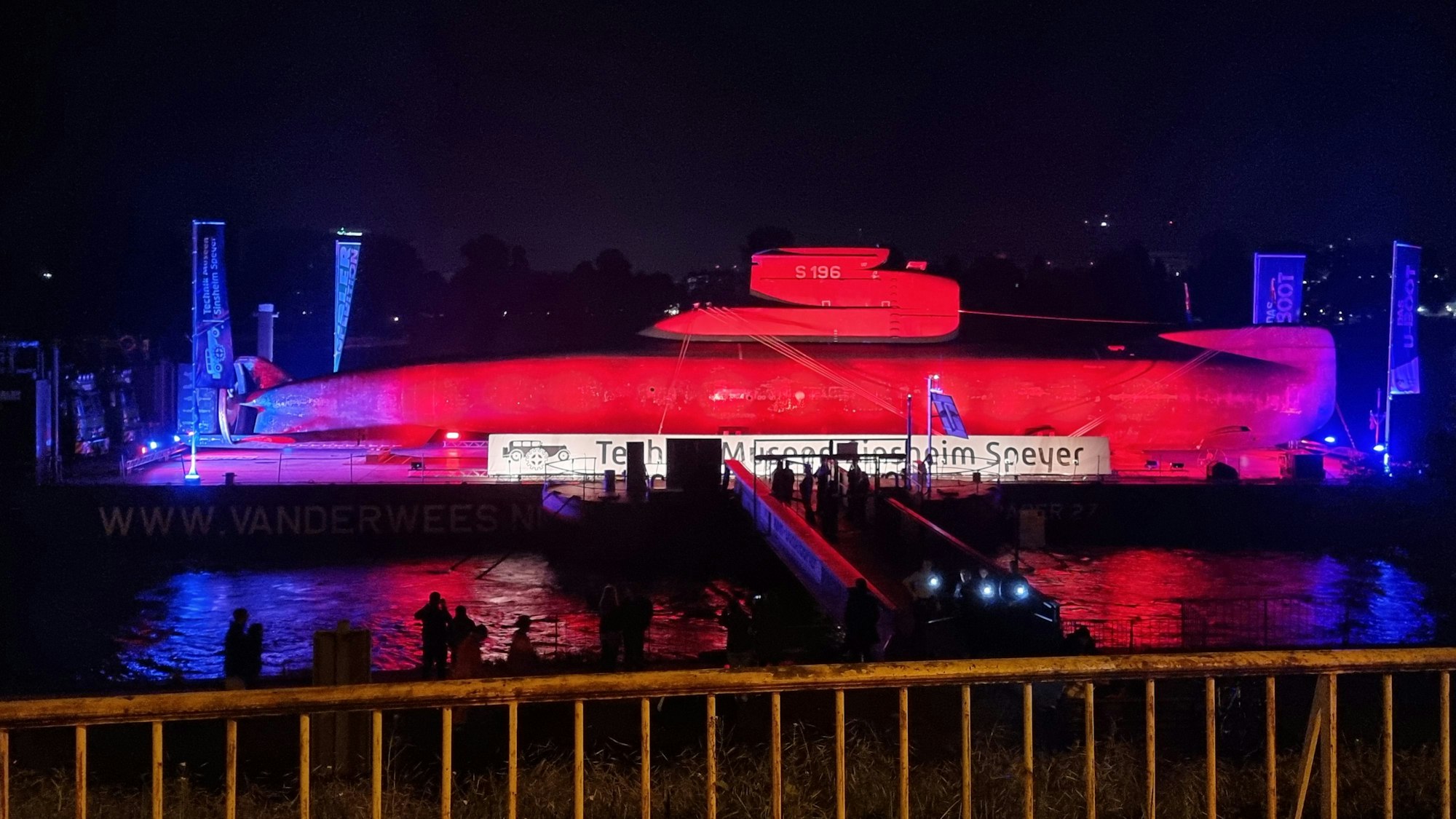 Das Bild zeigt das U-Boot bei Nacht in Köln.