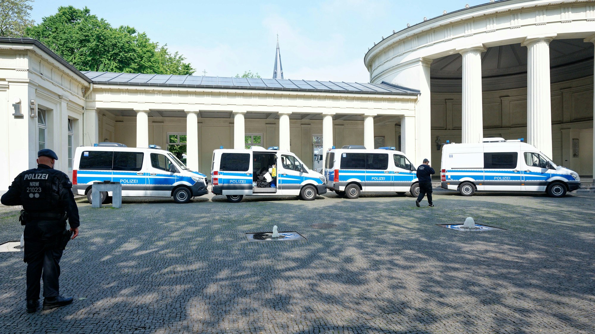 Fahrzeuge der Polizei stehen vor der Verleihung des Internationalen Karlspreises an Selenskyj in der Aachener Innenstadt.