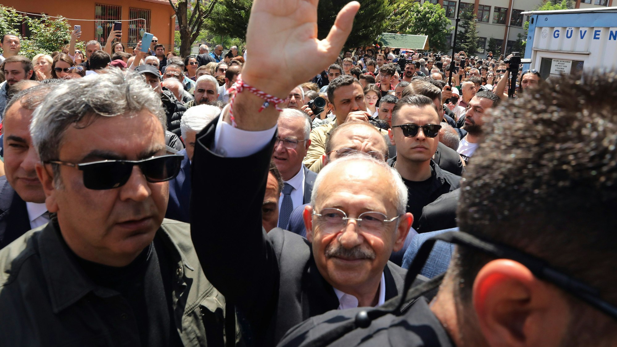 Kemal Kilicdaroglu, Vorsitzender der CHP-Partei und Präsidentschaftskandidat der Nationalen Allianz, winkt seinen Anhängern nach der Stimmabgabe in einem Wahllokal.