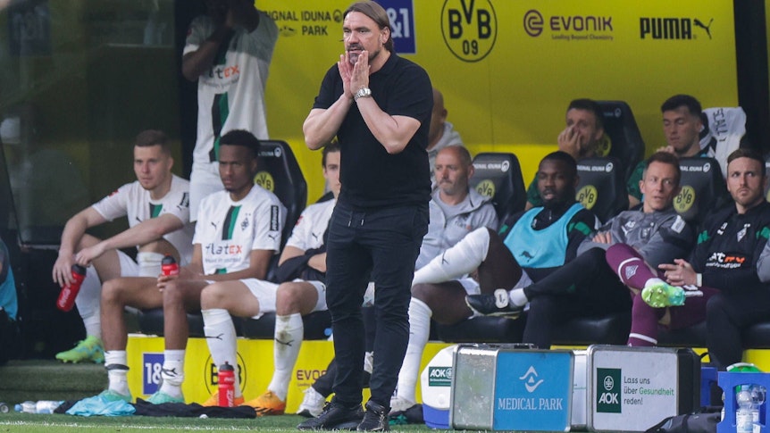 Gladbach-Trainer Daniel Farke ist massiv in die Kritik geraten. Gerüchte, dass er entlassen werden soll, sind bereits da. Hier ist der 46-Jährige während der Fohlen-Klatsche (2:5) im Bundesliga-Topspiel bei Borussia Dortmund (13. Mai 2023) zu sehen.