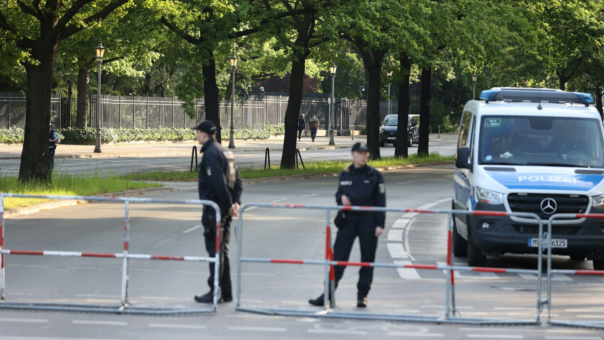 Die Zufahrt zum Schloss Bellevue ist wegen des Besuchs des ukrainischen Präsidenten Selenskyj gesperrt. Eine Polizistin und ein Polizist sichern die Absperrung.